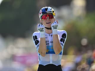 Demi Vollering slaat dubbelslag in voorlaatste rit Tour met dagzege en gele trui