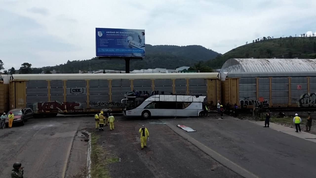 Beeld uit video: Drone filmt plek van fataal ongeluk tussen vrachttrein en bus in Mexico