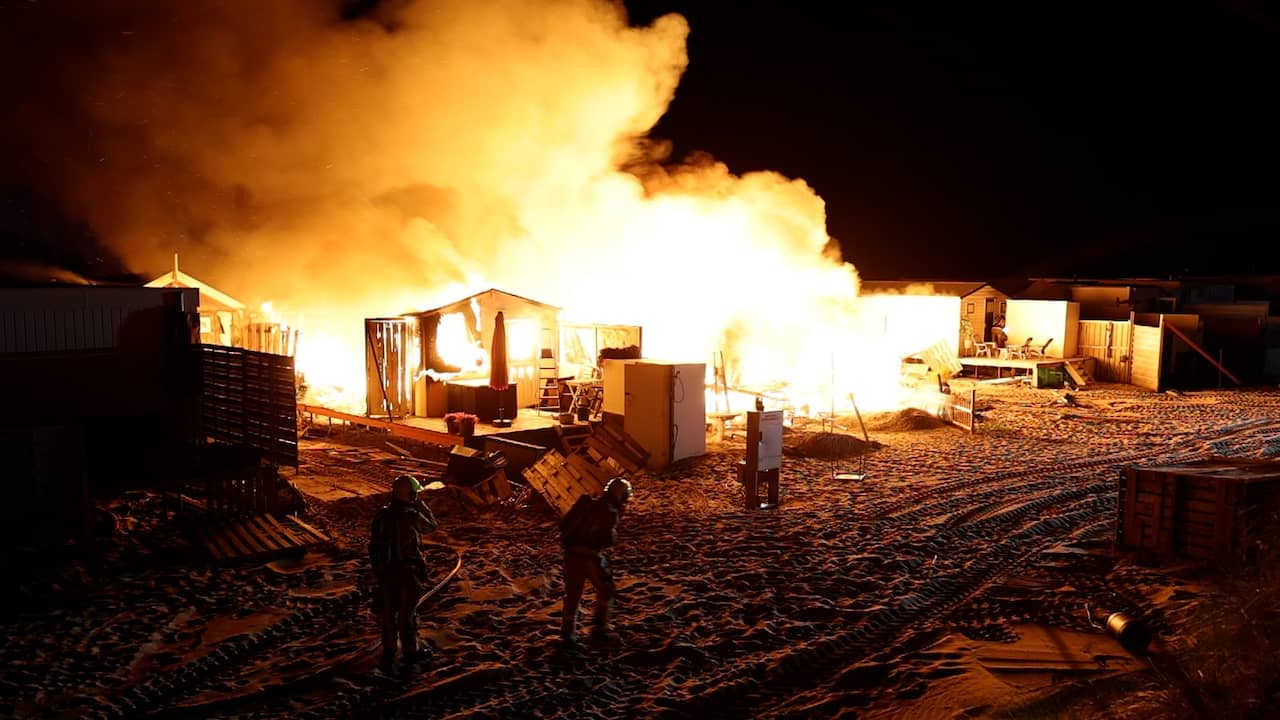 Video | Grote brand verwoest meerdere strandhuisjes in Velsen-Noord