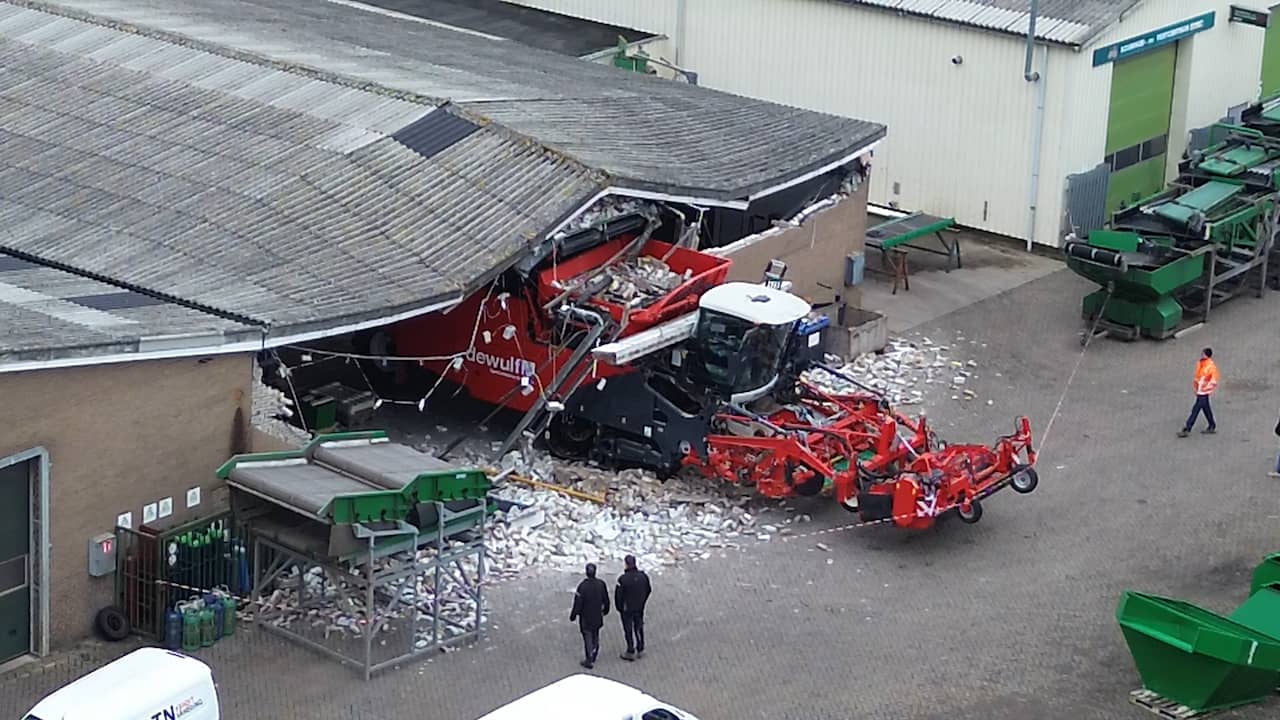Video | Ravage bij loods in Oosterwolde na aanrijding door rooimachine