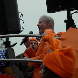 Video | Schaatsfans gaan 'van links naar recht' bij Oranjemars met Dries Roelvink