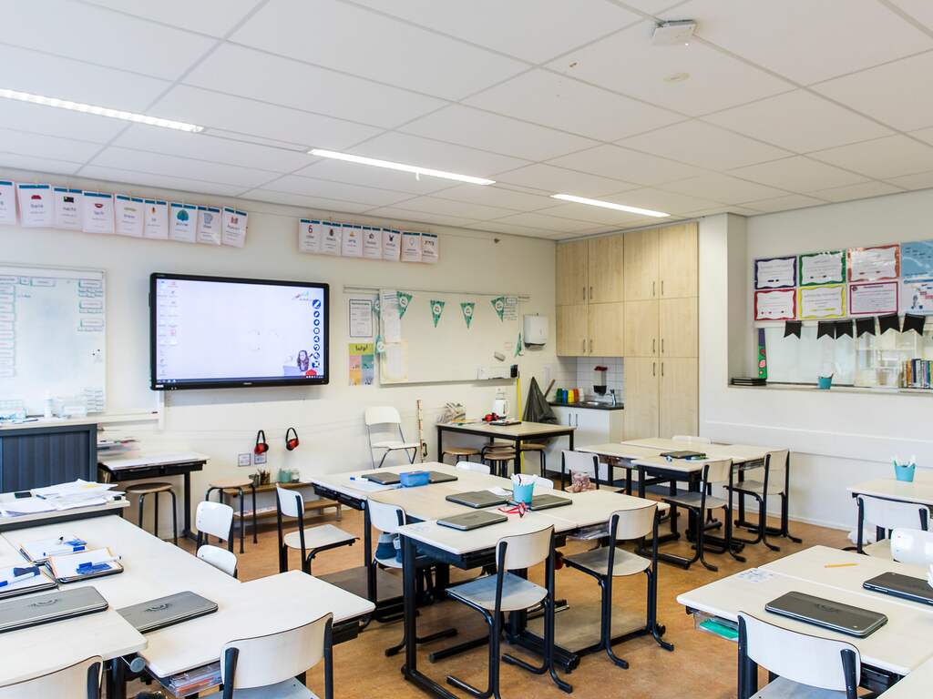 leeg klaslokaal, leeg lokaal, lege klas, lege school, school, basisschool, klas basisschool