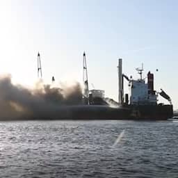 Veel rook bij brand op vrachtschip in Amsterdam, meerdere NL-Alerts verstuurd