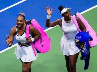 Serena en Venus Williams na spannende dubbelpartij uitgeschakeld op US Open