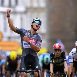 Van der Poel wint rit én verovert geel in Tour de France na sprintduel met Pogacar