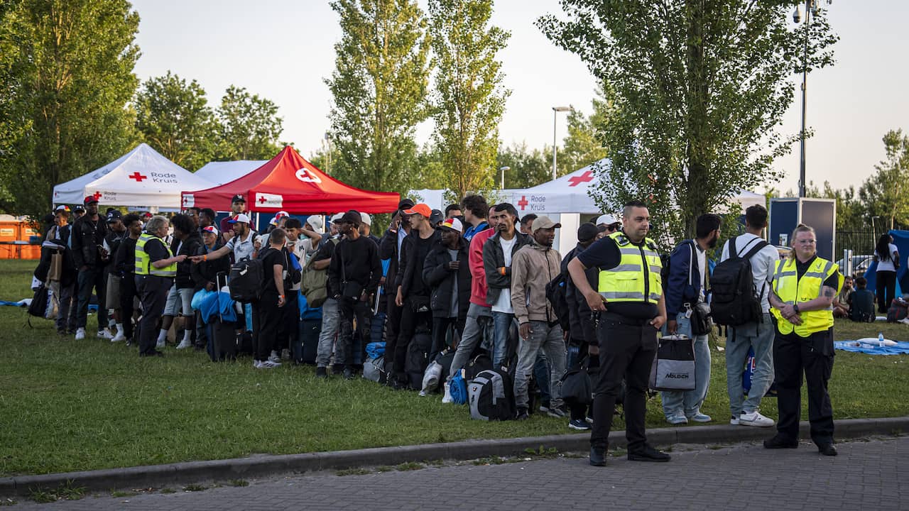 Hulporganisaties stoppen met werkzaamheden bij Ter Apel: 'Kan niet langer veilig'