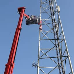Parachutespringer hangt uren aan antennemast in Oss: 'Zat sowieso fout'