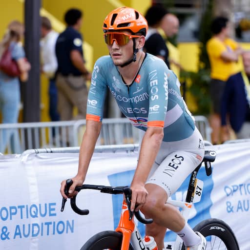 Joshua Tarling rijdt Vuelta ondanks overlijden broertje: 'Steunen hem volledig'