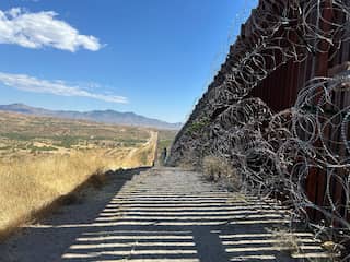 In Arizona trotseren migranten de grenspolitie en de dodelijke woestijn