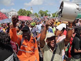 Tientallen arrestaties en gewonden na rellen in Paramaribo