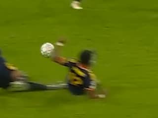 Timber blokt schot met arm en krijgt penalty en goal van Bayern tegen