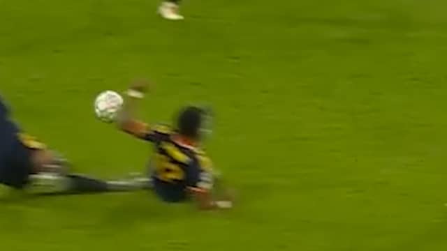 Timber blokt schot met arm en krijgt penalty en goal van Bayern tegen