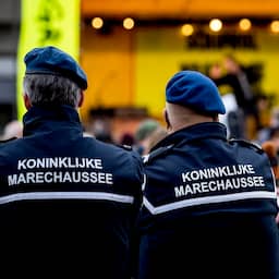 Drie gewonden doordat auto over de kop slaat bij achtervolging in Limburg