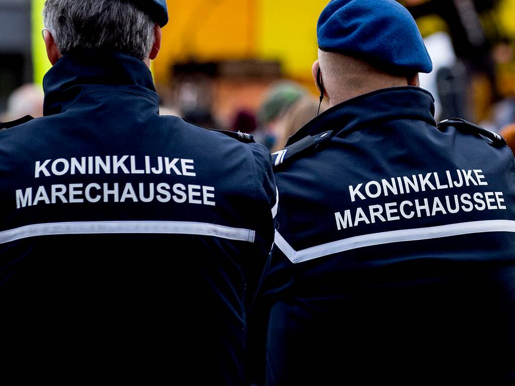 Tien aanhoudingen na blokkade van marechausseekazerne bij Schiphol