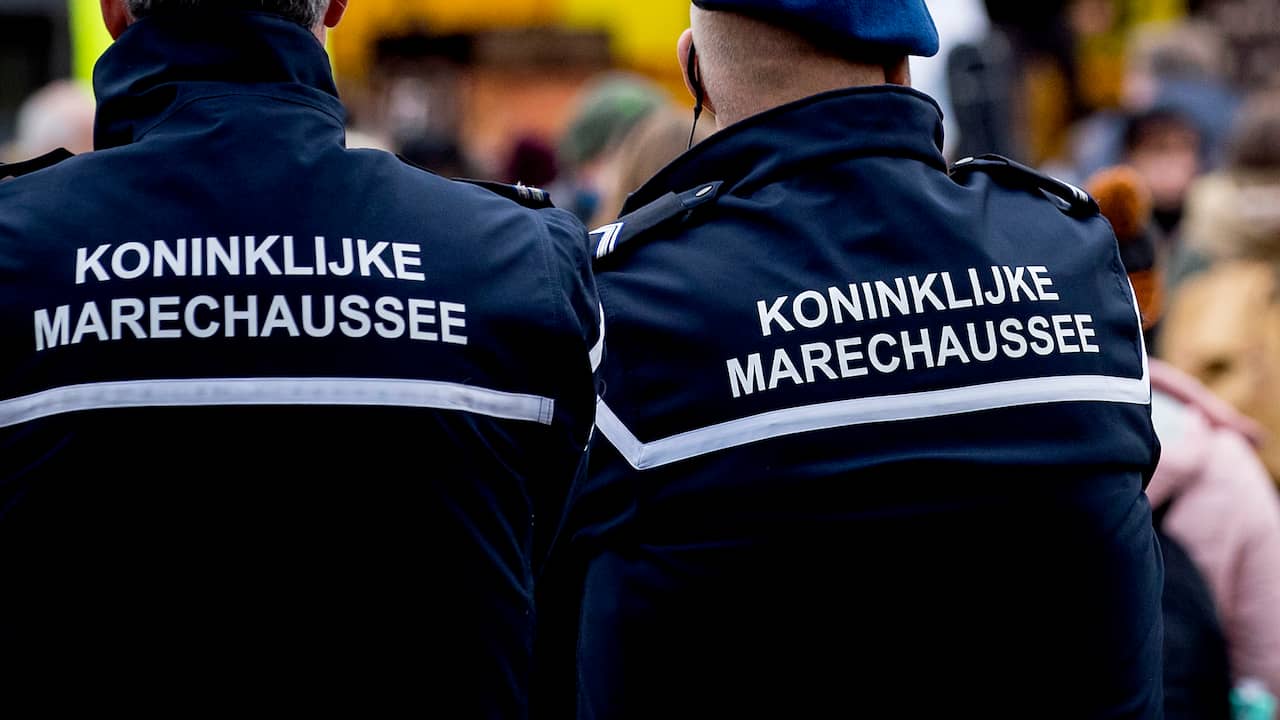 Drie gewonden doordat auto over de kop slaat bij achtervolging in Limburg