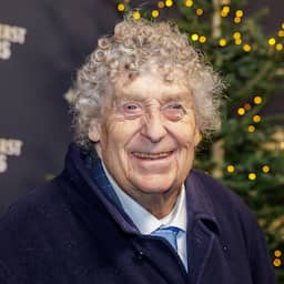 Musicus Tonny Eyk (85), die tunes componeerde voor talloze programma’s, overleden