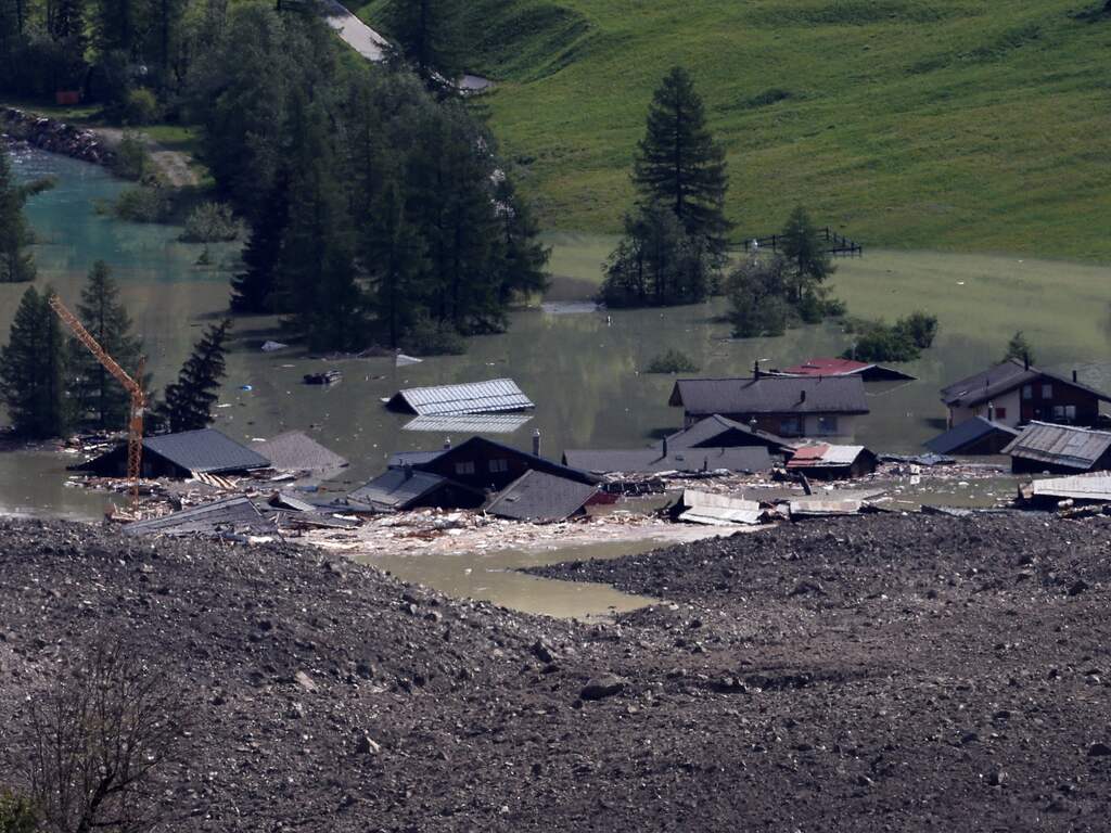 Lawine die Zwitsers dorp vernietigde leidt mogelijk tot verwoestende overstroming