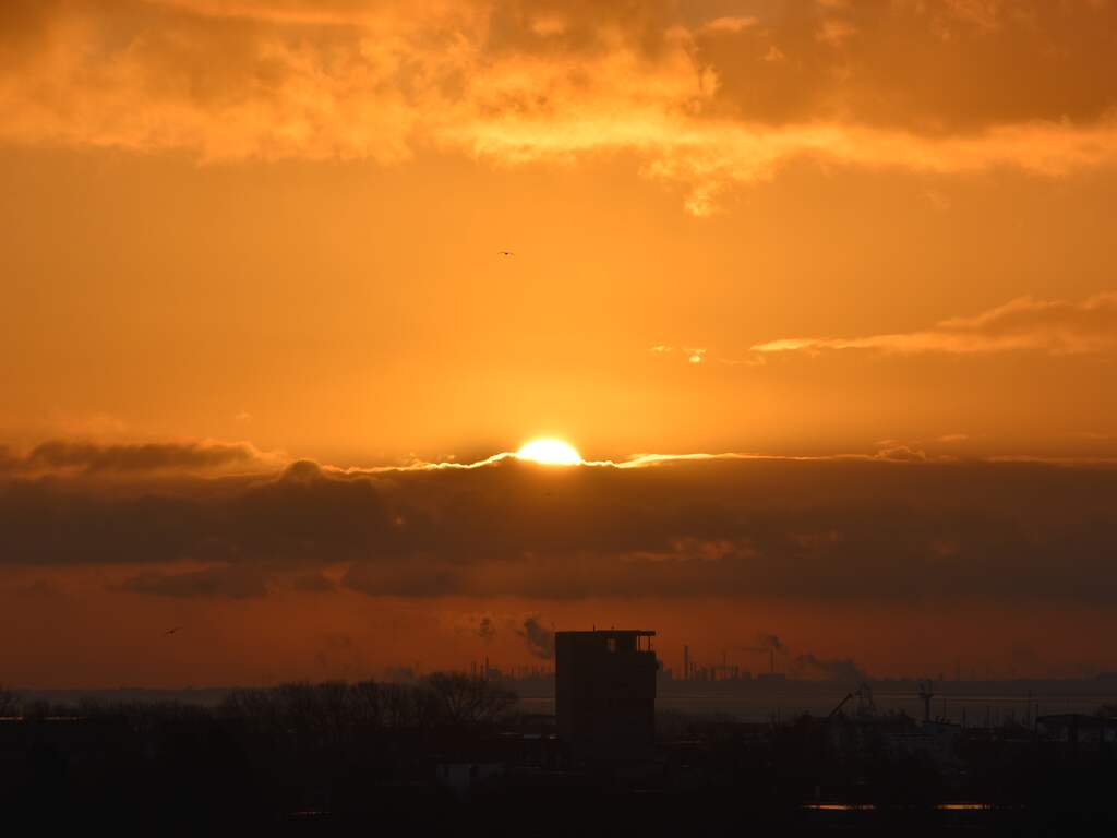 Donderdag 17 december: De zon komt op in Vlissingen.
