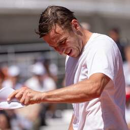 Kwakkelende Griekspoor direct onderuit op Roland Garros na slopende viersetter