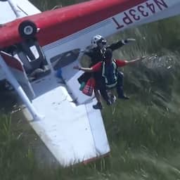 Video | Inzittenden van lesvliegtuig worden gered na crash in Amerikaans park