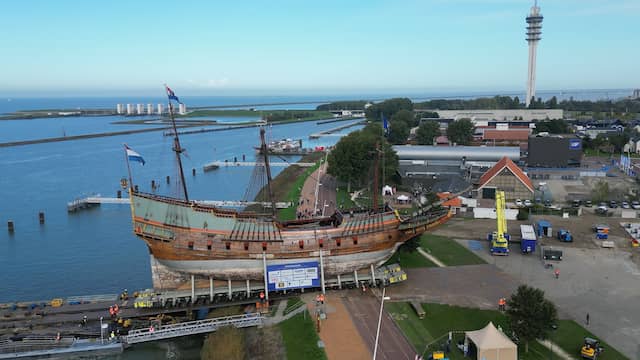 Batavia-schip wordt voorgoed aan land gezet in Lelystad