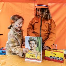 Live Koningsdag | Eerste Oranjefans al in Emmen, vrijmarkten komen op toeren