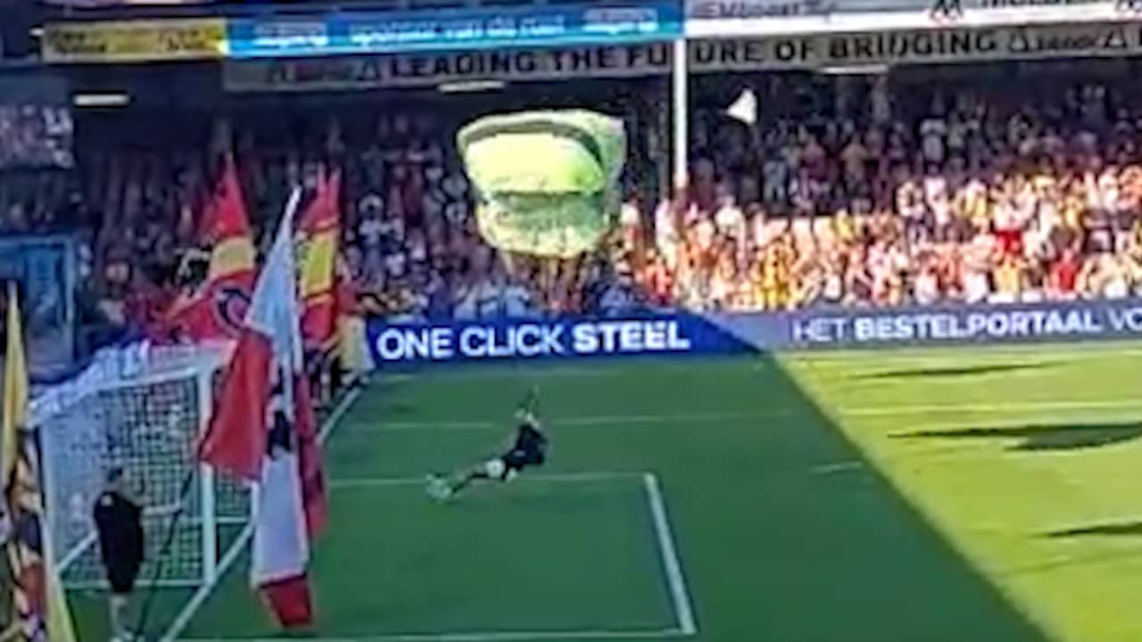 Stunt gaat fout: parachutist knalt tegen reclamebord bij Go Ahead Eagles