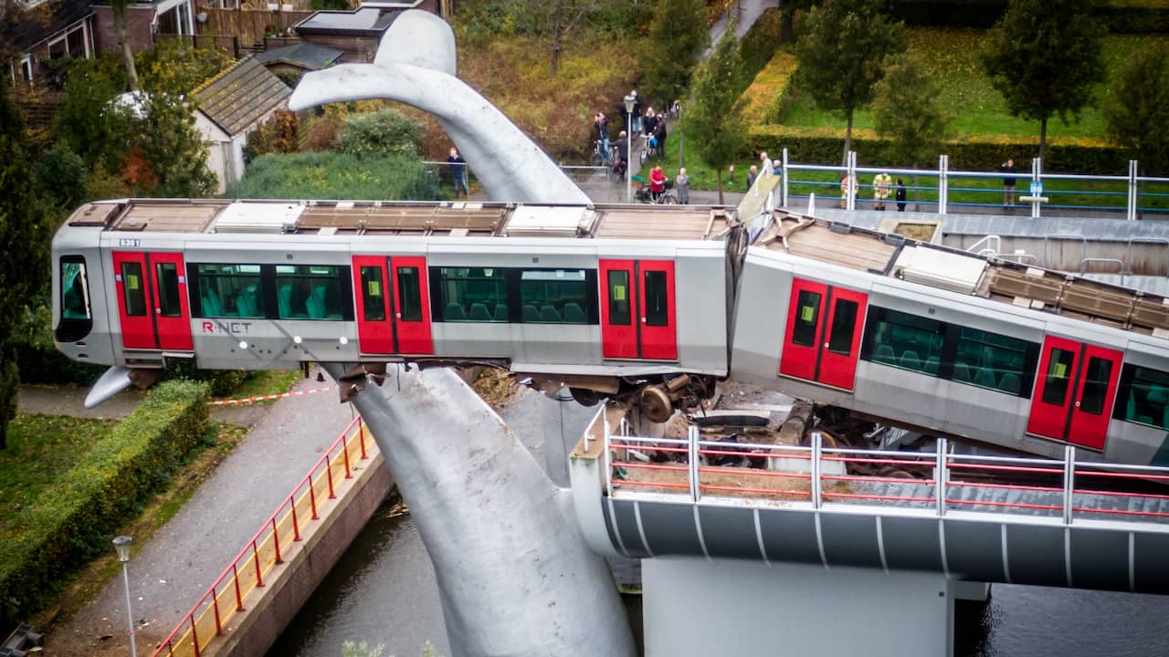 Metro schiet in Spijkenisse door stootblok en hangt op 10 meter hoogte