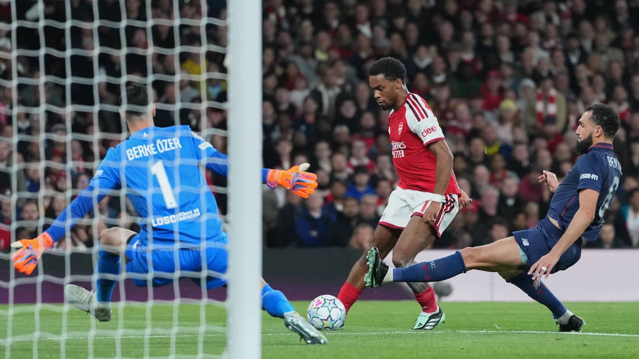 Timber scoort voor Arsenal met stiftje over keeper