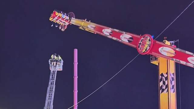 Spaanse brandweer redt mensen uit attractie op 50 meter hoogte
