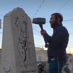 Extreemrechts Israëlisch parlementslid sloopt Palestijns herdenkingsmonument