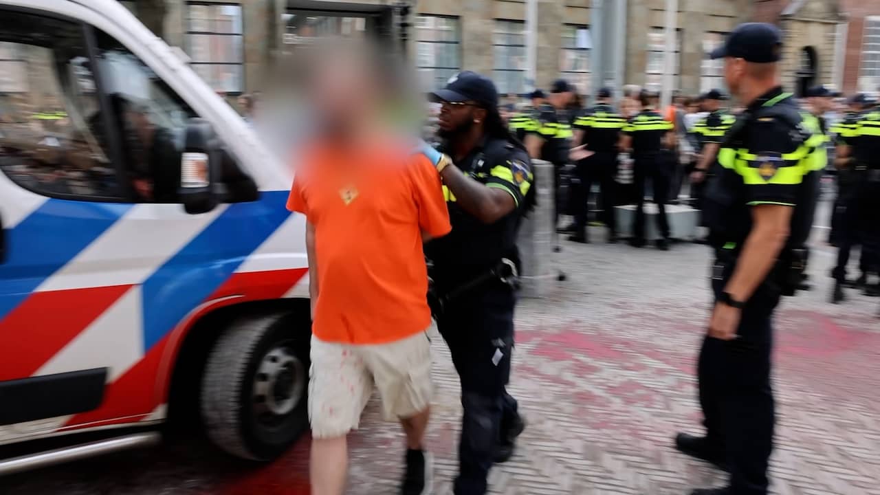 Politie arresteert XR-activisten die rode verf gooiden in Den Haag