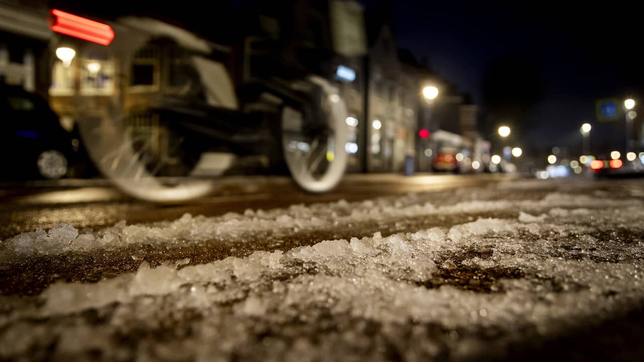 Live weer | Code oranje verlengd in noorden, meerdere Groningse wegen gesloten