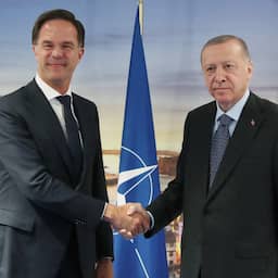 Rutte vliegt op eigen kosten naar Turkije om over NAVO-baan te praten