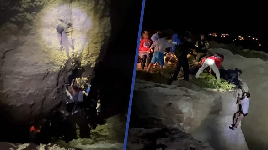 Reddingswerkers tillen 30 vluchtelingen klif op bij Griekse kust
