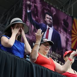In beeld | Herdenkingsdienst Charlie Kirk in teken van geloof en nalatenschap