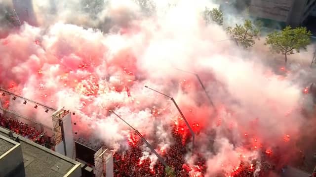 Fans gaan uit hun dak bij huldiging van PSV in Eindhoven