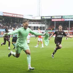 Telstar handhaaft zich in Eredivisie mede dankzij goal doelman Ronald Koeman jr.