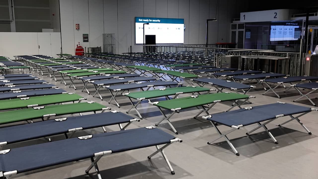 Video | Schiphol stelt veldbedden beschikbaar voor vertraagde reizigers