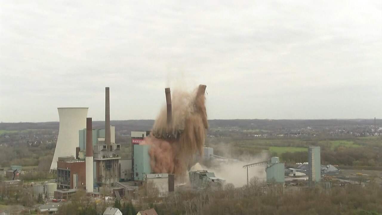 Explosieven maken Duitse elektriciteitscentrale met grond gelijk | NU.nl