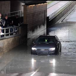 Video | Auto komt vast te zitten in ondergelopen tunnel in Gouda