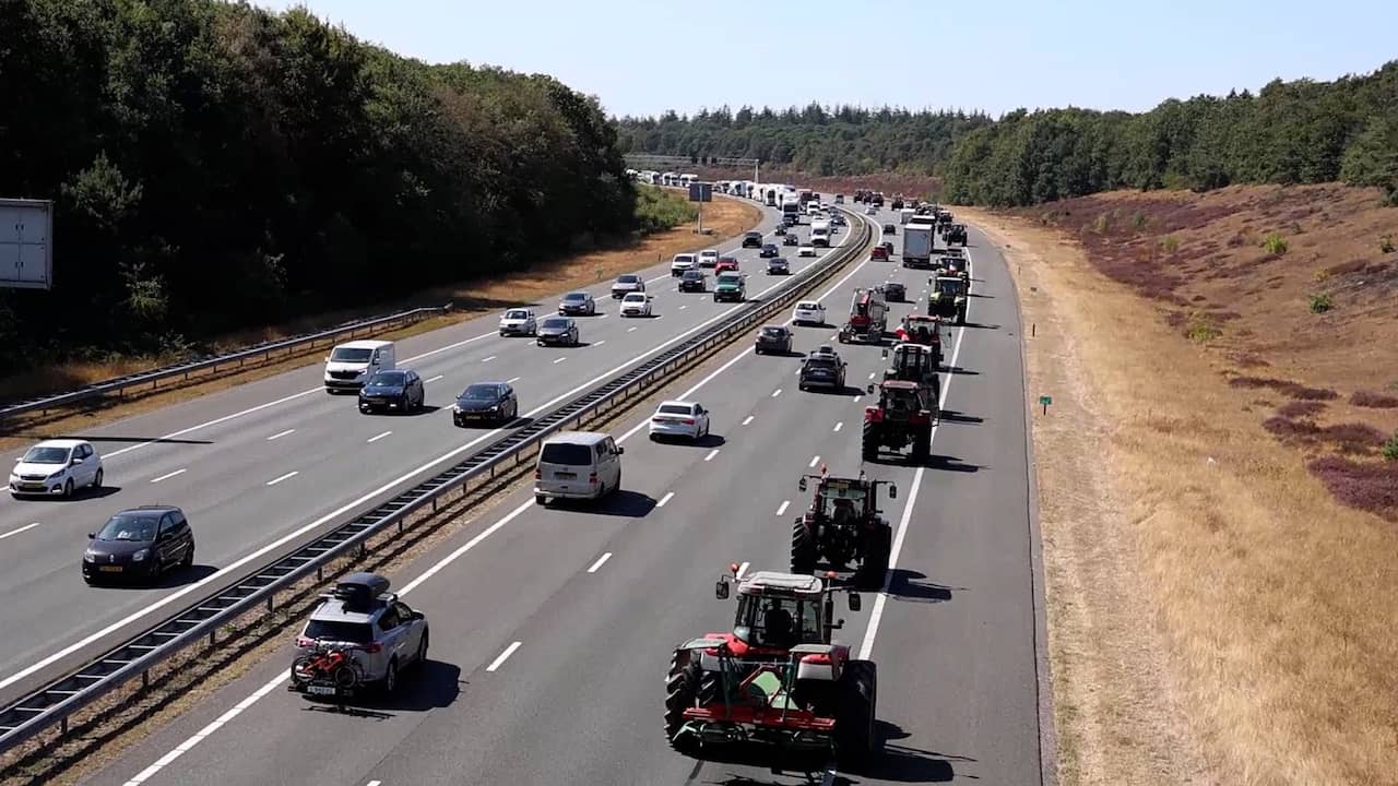 Drone filmt trekkers op A1 ondanks oproep om snelweg te mijden