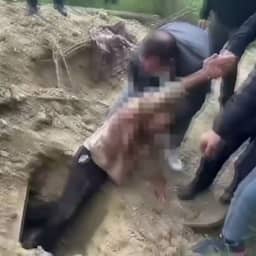 Video | Moldavische politie redt man die na steekpartij levend werd begraven