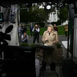 Geweerde journalisten mogen uren na weigering toch weer Witte Huis in