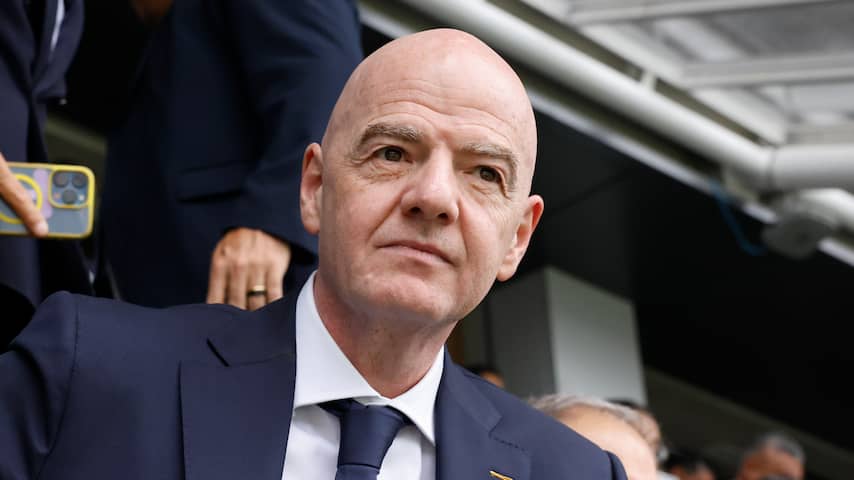 FIFA-baas Infantino lijkt geschrokken van ophef WK-aandelen: 'Geen verplichting'