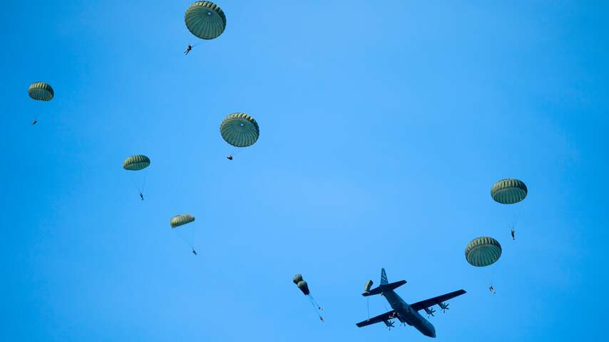 Operatie Market Garden herdacht met parachutesprongen