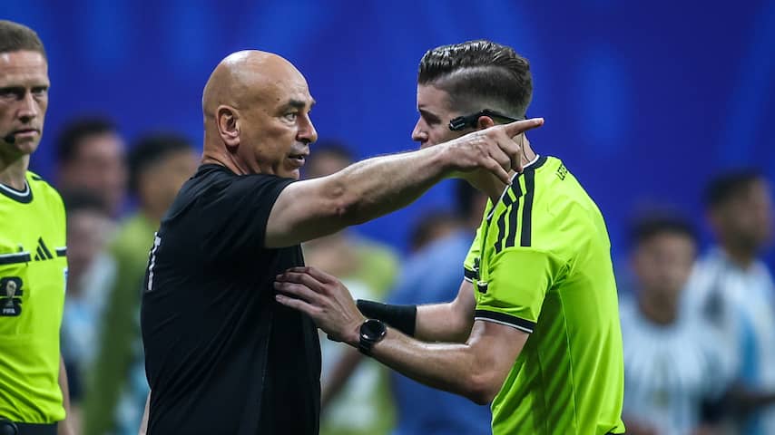 FIFA schorst coach en speler van Egypte wegens beledigen van WK-arbiter
