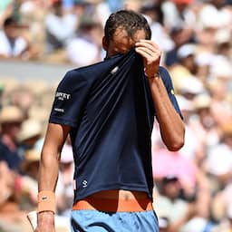 Medvedev blameert zich tegen wildcardhouder in vijfsetter op Roland Garros