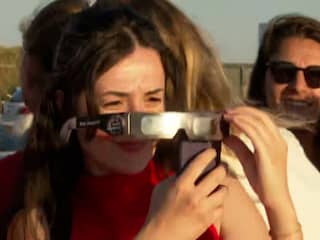 Honderden mensen kijken naar eclips in Bloemendaal: 'Once in a lifetime'