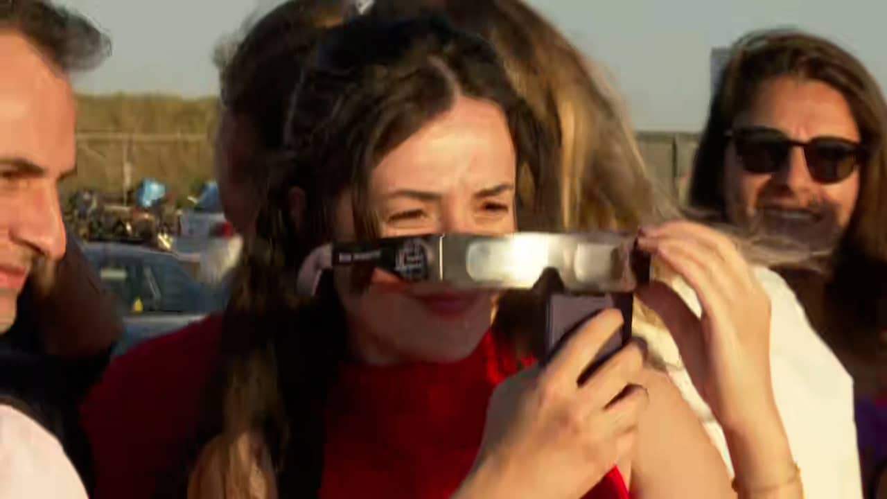 Video | Honderden mensen kijken naar eclipse in Bloemendaal: 'Once in a lifetime'